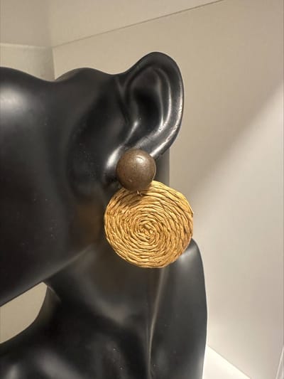Donkerbruine oorstekers met rieten bedel || Make up | Parfum | Moederdag | Verjaardagscadeau| Cadeautje| Valentijnsdag| Kado | sieraden | vaderdag | oorbellen | oorsieraden