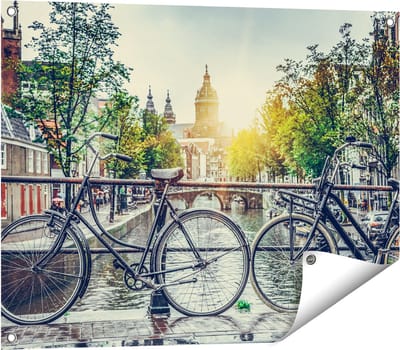 Gards Tuinposter Amsterdamse Brug bij een Gracht met Zonsondergang - 80x60 cm - Tuindoek - Tuindecoratie - Wanddecoratie buiten - Tuinschilderij