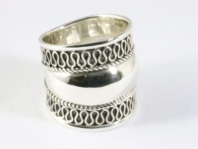 Brede hoogglans zilveren ring met meander patroon - maat 17