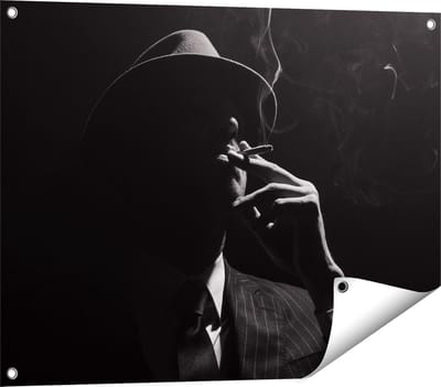 Gards Tuinposter Man met Hoed Rookt een Sigaar - 80x60 cm - Tuindoek - Tuindecoratie - Wanddecoratie buiten - Tuinschilderij
