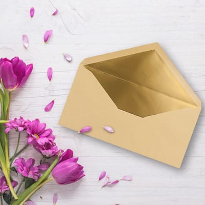 Caramel feestelijke enveloppen met gouden metallic voering - 75 stuks DIN long - 110 x 220 mm
