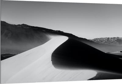 Dibond - Zandheuvels in de Woestijn (zwart/wit) - 150x100cm Foto op Aluminium (Wanddecoratie van metaal)