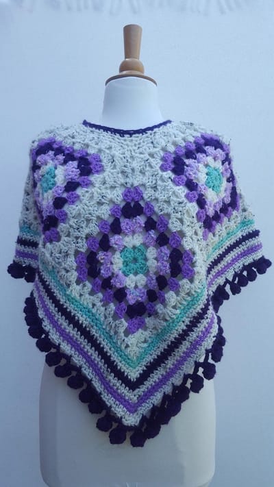 Kinder poncho/cape gehaakt in paars, lila, ecru, mintgroen met glinsterdraad en bolletjesrand handgemaakt