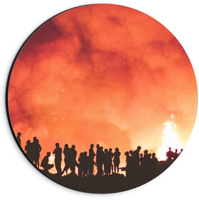 Dibond Wandcirkel - Mensen bij Brandend Gebied - 20x20cm Foto op Aluminium Wandcirkel (met ophangsysteem)