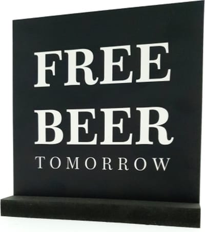 Luxe Kunststofplaatje - "FREE BEER TOMORROW" - Met Houder - 20x20 cm - Forex Bord - Zwart/Wit - Hoogwaardige Kwaliteit - Reclame platen - Horeca Decoratie - Woondecoratie - Wandbord - Duurzaam