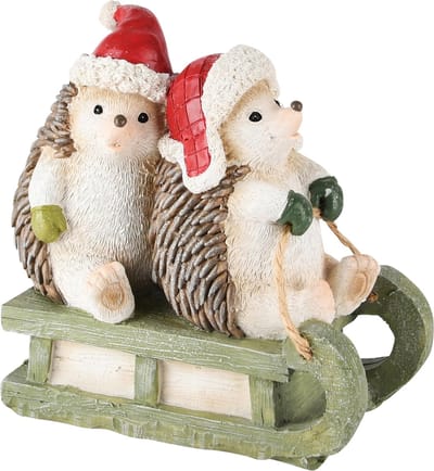 Dekoratief | Egels op slee m/kerstmuts, resina, 14x8x14cm | A235898
