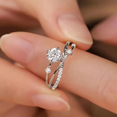 Sjika - Elegante Zilverkleurige Ring met Diamant Look – Luxe Damesring met Stralende Zirkoon – Verstelbaar & Perfect Cadeau voor haar