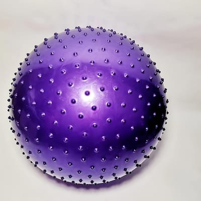 22'' Grote sensorische massagebal Stuiterbal Yoga-oefenbal Grote knobbelige ballen Grote puntige bal Opblaasbare sensorische ballen Buiten paars