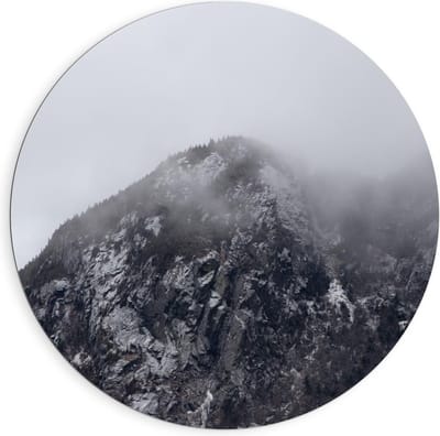 Dibond Wandcirkel - Berg met Mist (zwart/wit) - 90x90cm Foto op Aluminium Wandcirkel (met ophangsysteem)