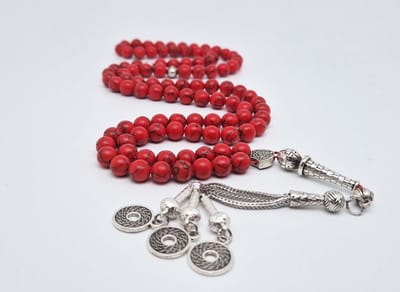 Handgemaakte tesbih "Tasbih" natuursteen "Rode howliet" - Aantal kralen 99 - Diameter kralen 8MM - met metaal tassel "Omarmen" - Een mooi cadeau-idee