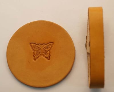 Set lederen onderzetters beige met vlinders set bestaat uit 6 stuks - onderzetters dieren - onderzetters insekten - onderzetters wilde dieren - lederen onderzetters vlinders - glazen onderzetters van leer - beige bekers onderzetters - onderzetters