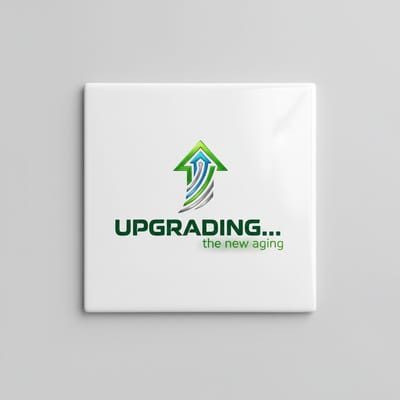 “Upgrading… The New Aging” Keramische Tegel 15x15 cm – Grappige Verouderingsquote Cadeau | Moderne Groene Pijl Woondecoratie