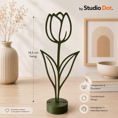 by Studio Dot. - Tulp Decoratie - Bloem Beeldje - Minimalistisch - 18,5 cm - Woonaccessoire - Interieuraccessoire - Cadeau - Bedankje - Inclusief Standaard - Donker Groen