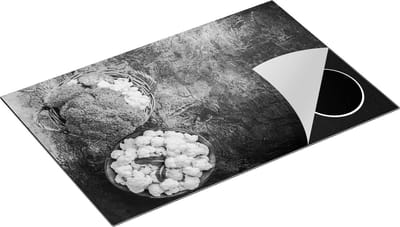 Chefcare Inductie Beschermer Bloemkolen op een Grijze Tafel - Zwart Wit - 80x50 cm - Afdekplaat Inductie - Kookplaat Beschermer - Inductie Mat