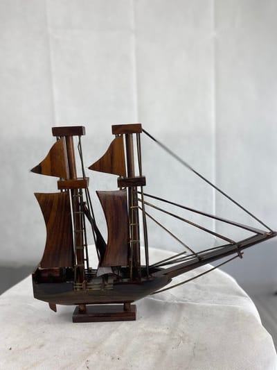 houten beeld / houten figuur / houten schip / schip sculptuur / Bali Indonesie beeld /