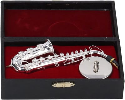 Mini Altsaxofoon Ornament - Muziekdecoratie Model - Bureau Decoratie - Met Basis En Doos - 14 x 4 cm - Zilverkleurig