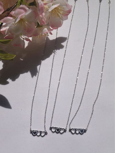 Three of Us Ketting – Symbool van Zussen, Vriendschap & Verbondenheid | 3 Hartjes Stainless Steel Ketting |Vriendinnen | subtiel| BlijvendJij Sieraden