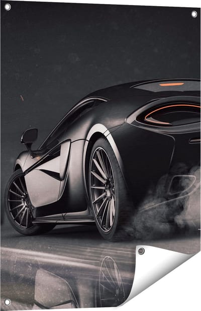 Gards Tuinposter Zwarte Sportwagen Auto nabij een Stad - 60x80 cm - Tuindoek - Tuindecoratie - Wanddecoratie buiten - Tuinschilderij