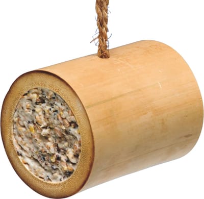 Famiflora gevulde voedersilo voor buitenvogels - Bamboe - +/- 300g - Gemaakt van natuurlijk bamboe - Gevuld met maïs en pinda's - Klaar om op te hangen