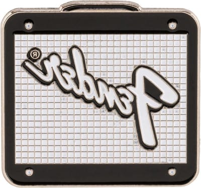 Emaille Pin - Muziek Accessoire - Kleding Decoratie - Klassiek Logo Ontwerp - 7 x 5.5 cm - Zilver