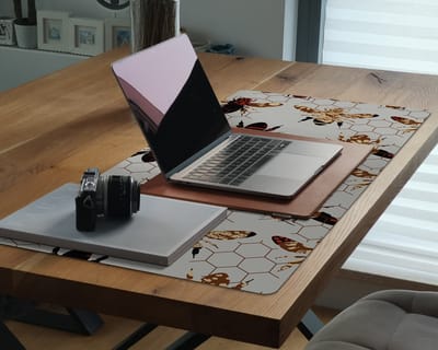 Coloray Bureau Onderlegger - Honingraatbijen Onderlegger Bureau - 100 cm x 50 cm - Veelkleurig Bureau Onderlegger - Bureau Onderlegger Groot - Bureau Onderlegger XXL - Computer Mat - Bureau Pad