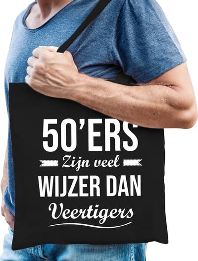 50ers zijn veel wijzer dan veertigers cadeau tas - zwart - voor heren - cadeau / verjaardag / Abraham - 50 jaar geworden