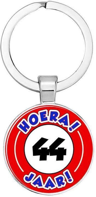 Akyol - Hoera 44 jaar Sleutelhanger - Verjaardag - Jarige job - Leuke kado voor iemand die bijna jarig is - 2,5 x 2,5 CM