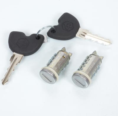 originele sloten set voor piaggio 50 fly scooter 2 vaten en 2 sleutels nieuw