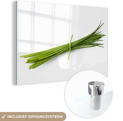 ® Glasschilderij 180x120 cm - Schilderij acrylglas - Gebonden verse bieslook dat horizontaal ligt - Foto op glas - Muurdecoratie woonkamer - Wanddecoratie slaapkamer - Schilderijen