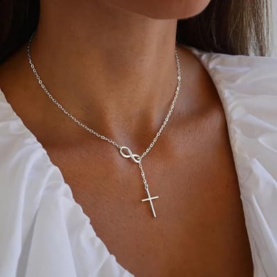 Dames Ketting - Infinity Kruis - Zilverkleurige Halsketting met Oneindigheid & Kruis Hanger - Minimalistisch & Elegant Sieraad voor Vrouwen - Spiritueel, Trendy & Tijdloos - Perfect Cadeau voor Dagelijks Gebruik of Feestelijke Gelegenheden