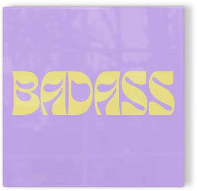 Tegeltje Badass - paars geel - tegeltje inspiratie - tegeltje met tekst