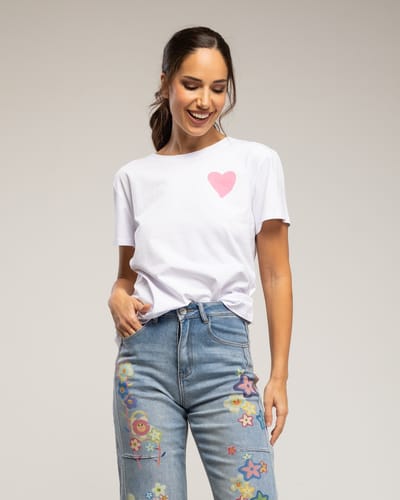 T-shirt met een hartjesprint op de voorkant en de tekst "Now or never" op de rug