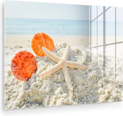 MuchoWow® Glasschilderij 120x90 cm - Schilderij acrylglas - Schelpen - Zeester - Zand - Foto op glas - Muurdecoratie woonkamer - Wanddecoratie slaapkamer - Schilderijen