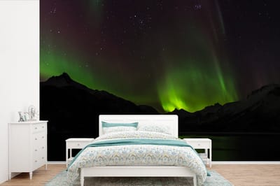 Behang - Fotobehang Aurora - Sterrenhemel - Bergen - Breedte 600 cm x hoogte 400 cm