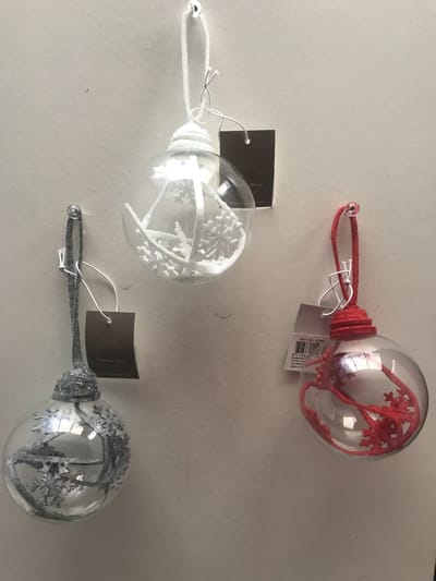 Set van drie doorzichtige glazen kerstballen gevuld