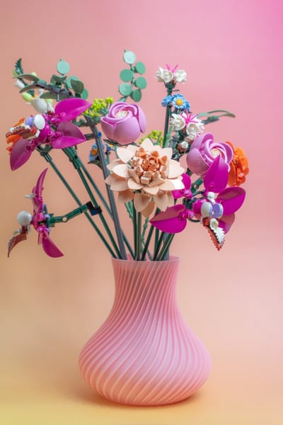 Botanical Bloemen Vaas - Met geïntegreerde houder voor 17 stelen - Roze - Maerc Design