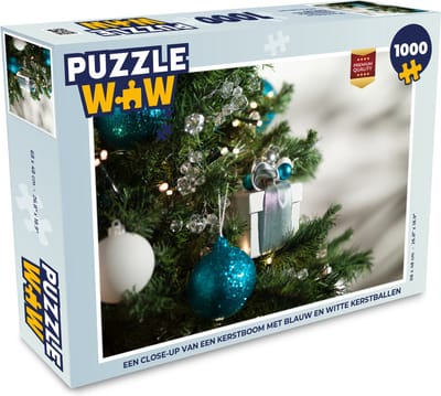 Puzzel Een close-up van een kerstboom met blauw en witte kerstballen - Legpuzzel - Puzzel 1000 stukjes volwassenen - Kerst - Cadeau - Kerstcadeau voor mannen, vrouwen en kinderen