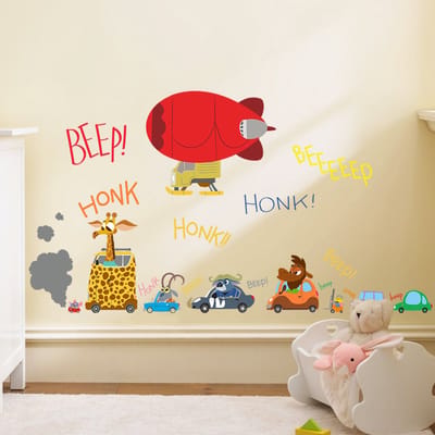 Decoratieve muurstickers met een file en een luchtschip vol grappige dieren.