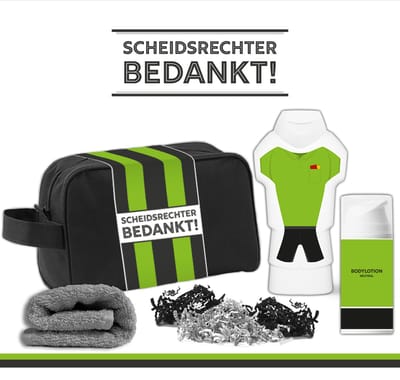 Geschenkset "Scheidsrechter bedankt!" - 450 gram - Triomf Cosmetica | Toilettas Cadeau Showergel Sport Voetbal Cadeautje Scheidsrechters Douchegel Gift Set Bedankje Week van de Scheids Scheidsbedankt Toernooi Rode Gele kaart Giftset Shirt Groen