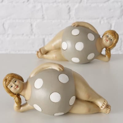 Figuur “Irmgard” – Liggende strandvrouw – 1 stuk - willekeurig geleverd – Taupe – 9 cm