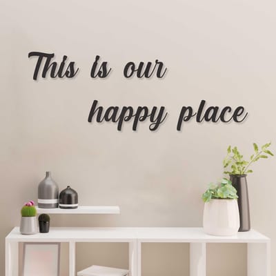 Wanddecoratie - Muurtekst - This Is Our Happy Place - Hout - Wall Art - Muurdecoratie - Zwart