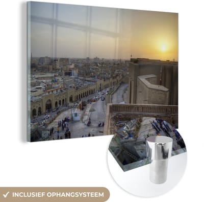 ® Glasschilderij 180x120 cm - Schilderij acrylglas - De stad Erbil tijdens een zonsondergang in Irak - Foto op glas - Muurdecoratie woonkamer - Wanddecoratie slaapkamer - Schilderijen