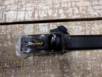 RR22-68.m.m : zwart leren riem, messingkl krokodil buckle, messingkl stripe, 125cm