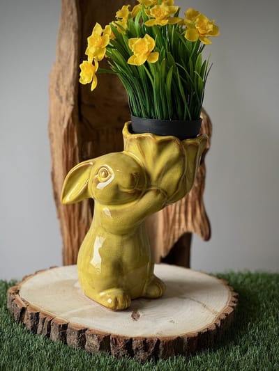 Konijn/paashaas met bloempot L Sammie geel 24,5 cm hoog - cachepot - decoratief beeld of figuur - thema Pasen - lentecollectie - zomercollectie - cadeau - geschenk - voor binnen - decoratie - interieur - voorjaar