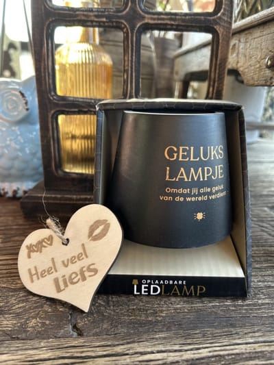 Creaties van Hier – Oplaadbare Led Tafellamp Gelukslampje met houten hartje – 13,5 cm – mat zwart met goude bedrukking