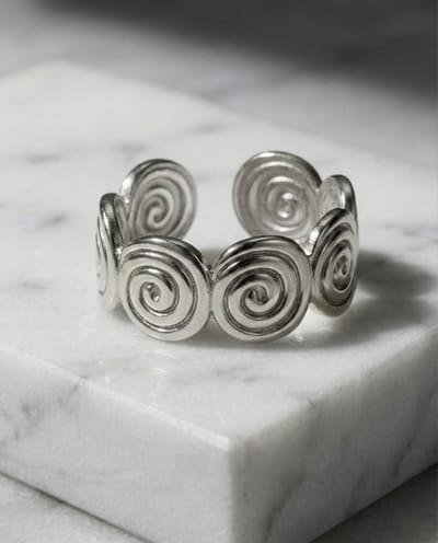 Lundholm Luxe Ring Dames Zilver Kleurig - Een maat Verstelbaar one size - Premium Stainless Steel - aesthetic ring sieraad - Zilver PVD Plated Ringen Dames - Merel Serie - Scandinavisch Design