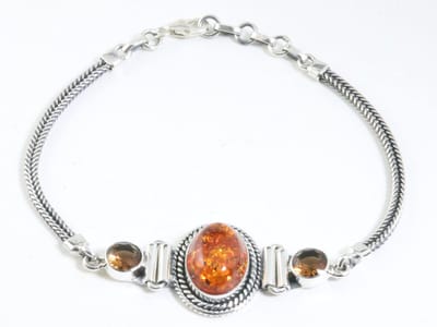 Bewerkte zilveren armband met amber en rookkwarts
