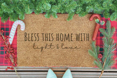Bless This Home With Light And Love | 90x60 cm | Nieuwe huis cadeau | Ingangsmat | Deurmat met stijl | Verhuizing cadeau | Praktisch & trendy | Perfect voor binnenkomst | Cadeau voor nieuwe woning