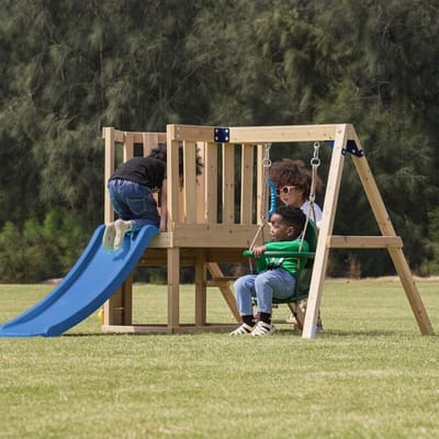 AXI Timo Mini Speeltoestel met Babyschommel, Klimwand en Krijtbord – Blauwe Glijbaan – FSC hout – Klein speeltoestel voor de tuin / buiten