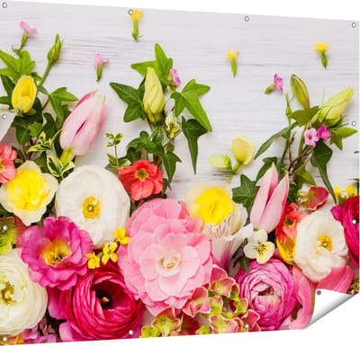 Gards Tuinposter Bloemen op een Witte Houten Achtergrond - 150x120 cm - Tuindoek - Tuindecoratie - Wanddecoratie buiten - Tuinschilderij